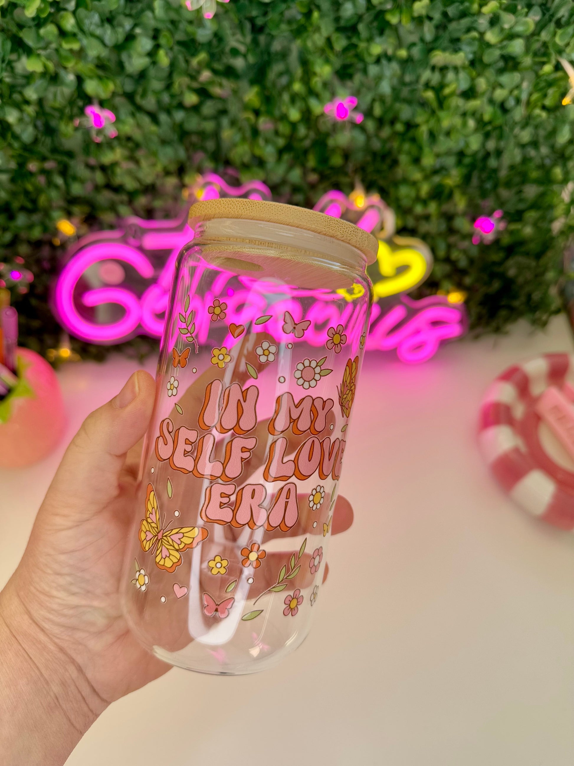 Drinkglas met rietje in my self love era